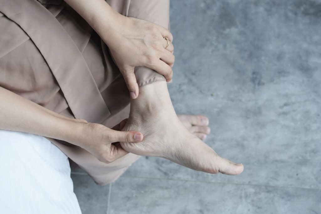 الشوكة العظمية في القدم: الأسباب والأعراض وطرق العلاج