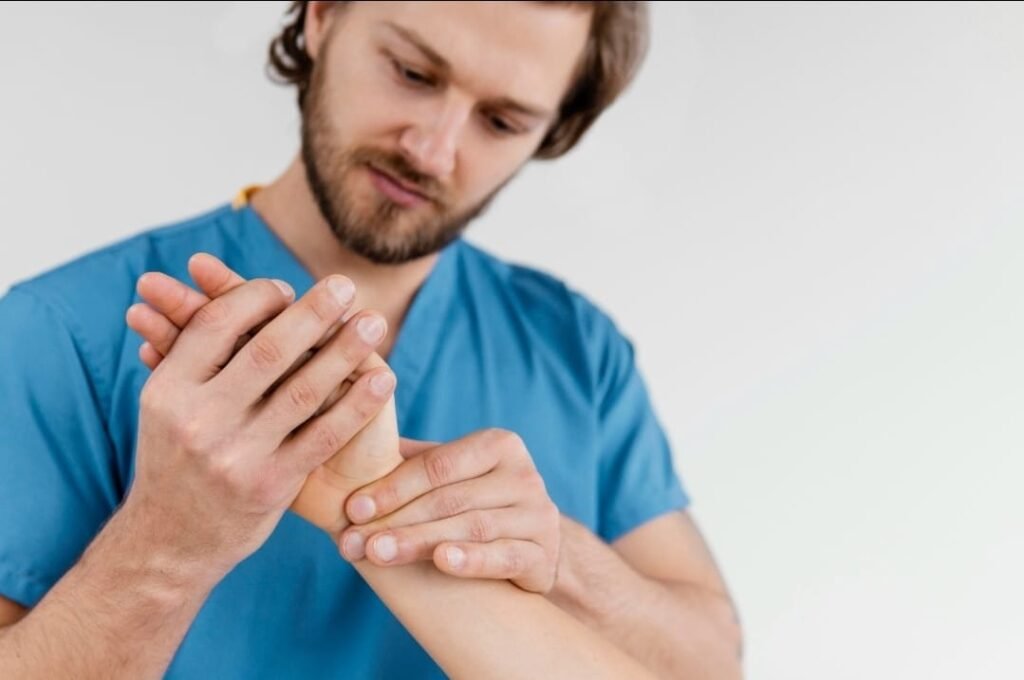 تمارين لعلاج اختناق عصب اليد: دليل شامل لتخفيف الألم والتنميل