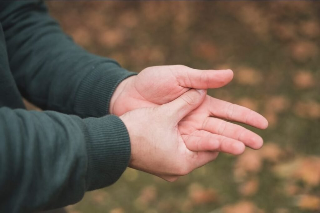 هل تنميل اليدين خطير؟ الأسباب ومتى يستدعي زيارة الطبيب